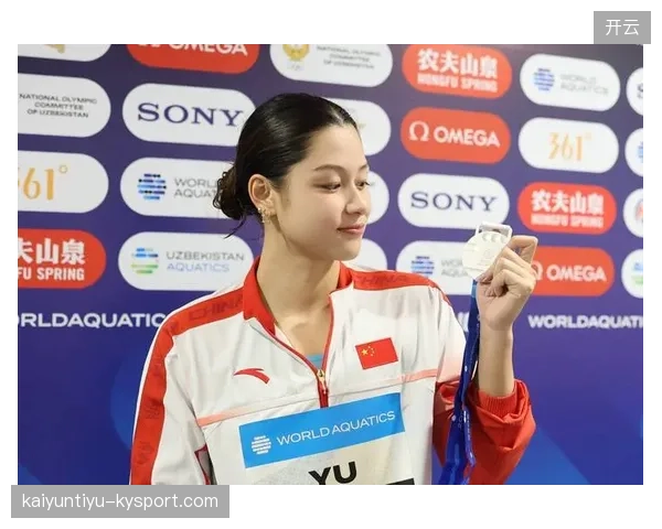夺三连冠+破纪录！中国21岁游泳女神大闪耀：又美又飒